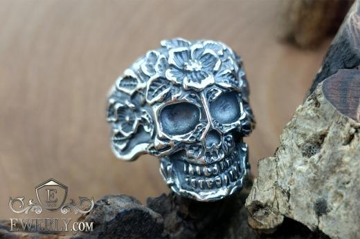 Silver ring in the shape of a skull with roses, фото
